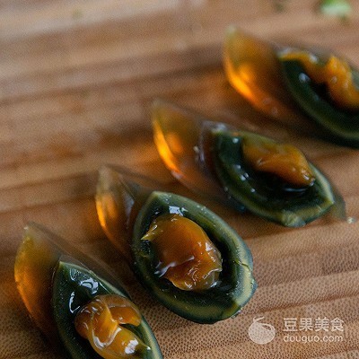  表白|#一道菜表白豆果美食#平淡却惊喜连连的凉拌皮蛋