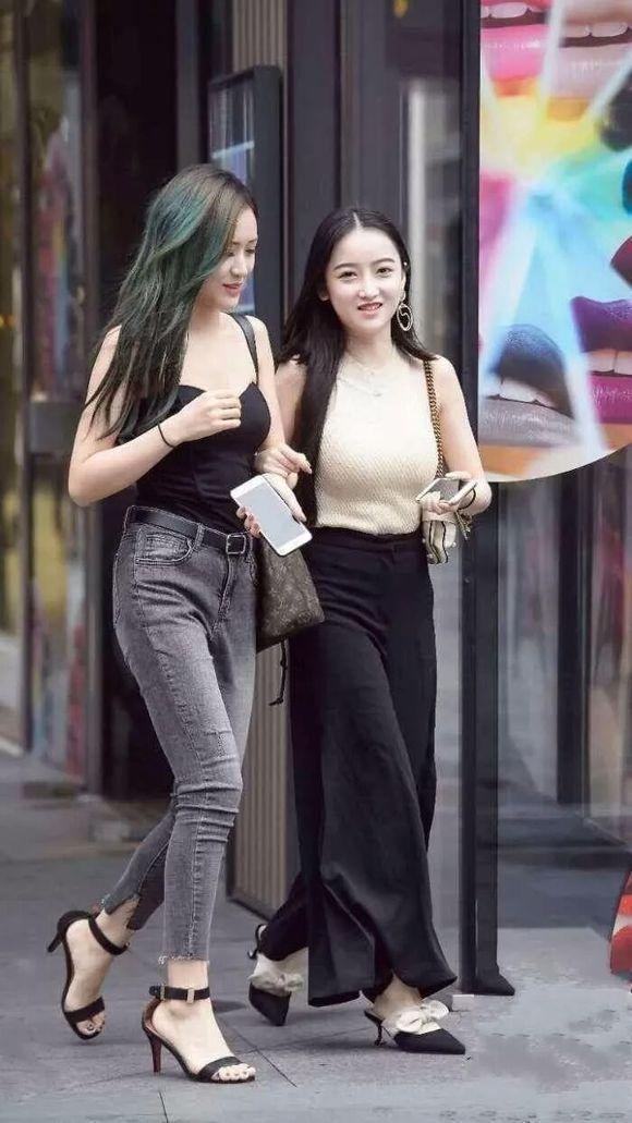 街拍：碰到两个小姐姐逛街！一个清纯一个性感，你喜欢哪一个！
