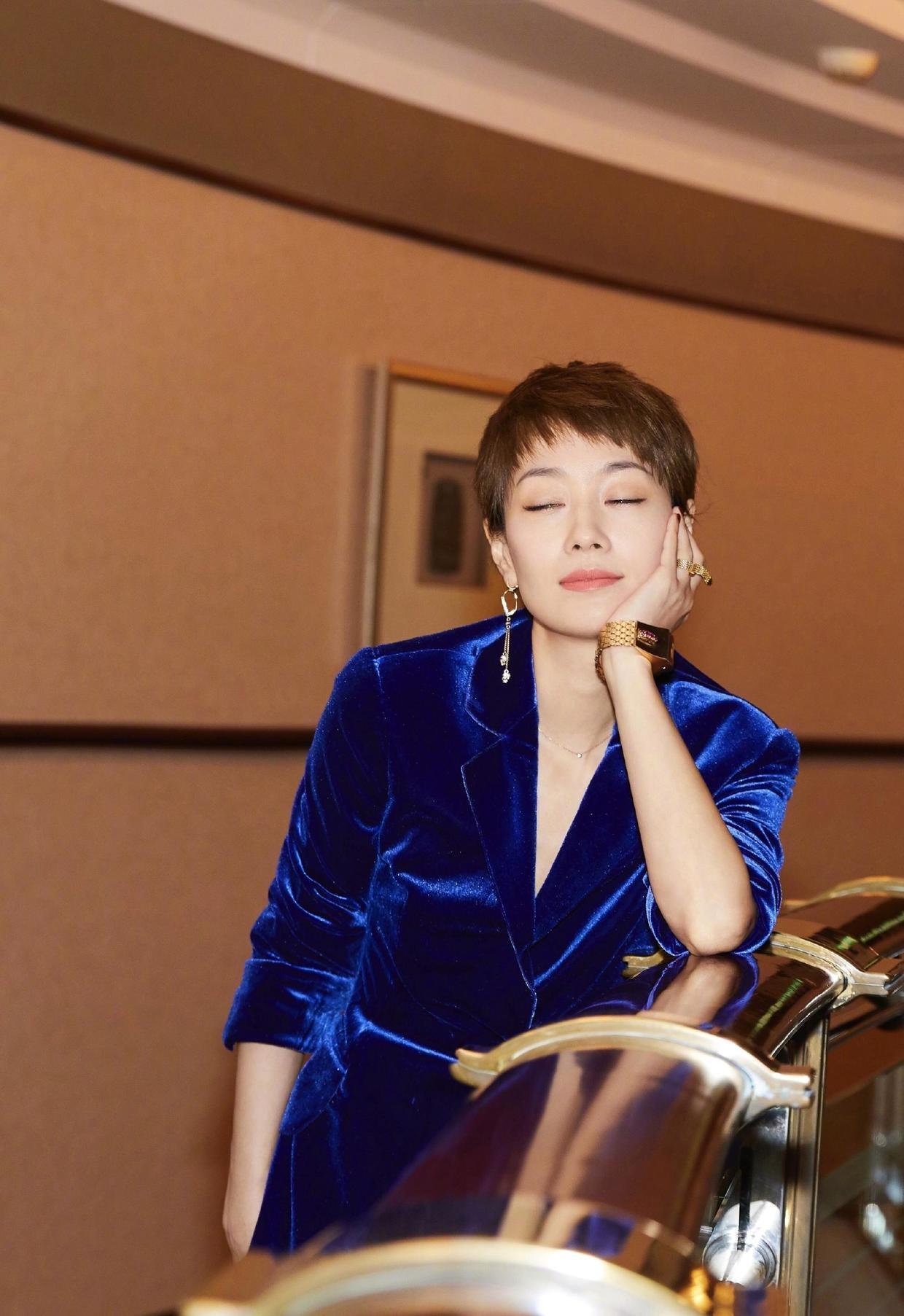 素颜|马伊琍够任性,素颜走机场,白色背心配破洞牛仔裤,依然高级时髦