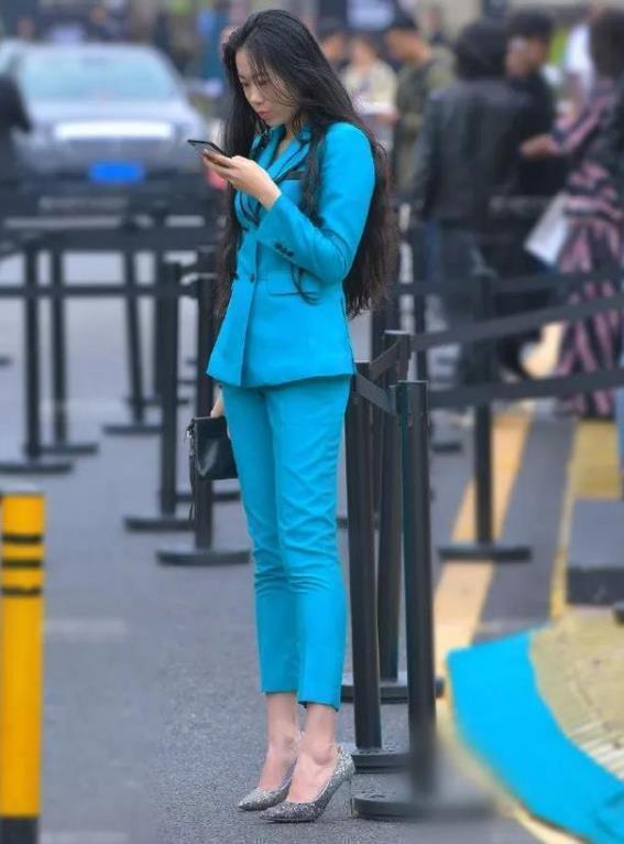 街拍气质靓丽的美女,身穿牛仔裤搭配时髦上衣,舒适大方又不失美感