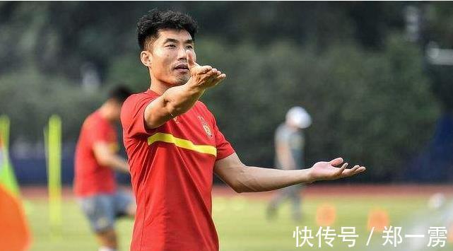 國(guó)足|李霄鵬親自留下國(guó)足核心，三大中場(chǎng)或離隊(duì)，吳曦要交出隊(duì)長(zhǎng)袖標(biāo)？