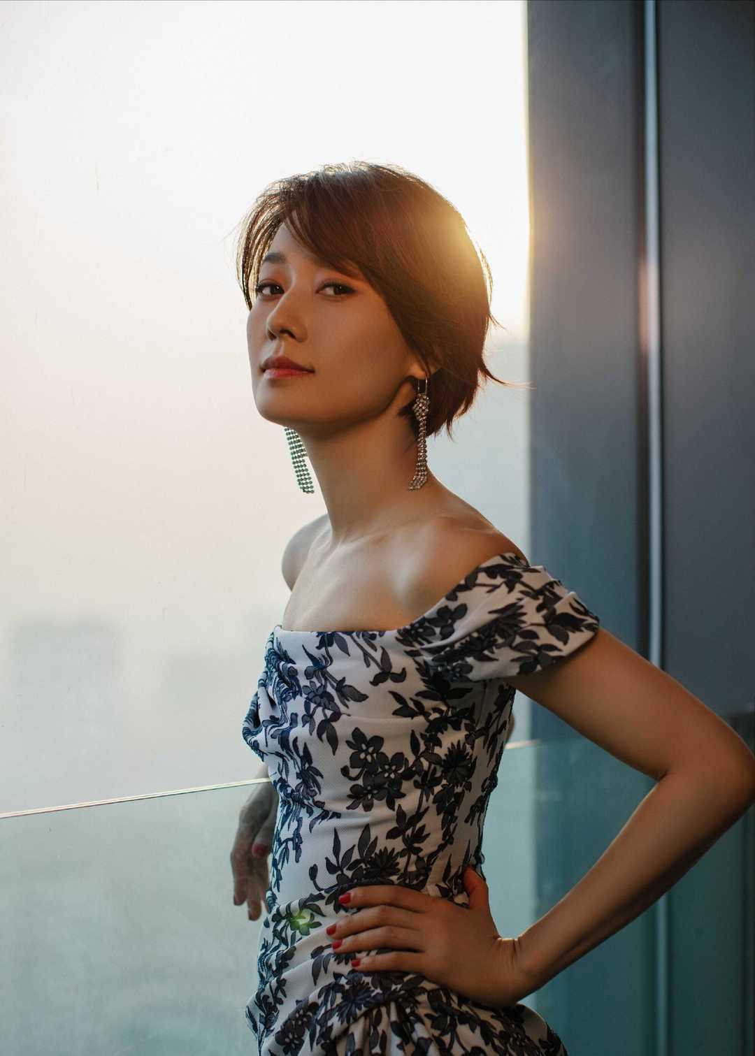 马伊琍气质全开,波波头短发搭配一字肩长款连衣裙,女人味十足