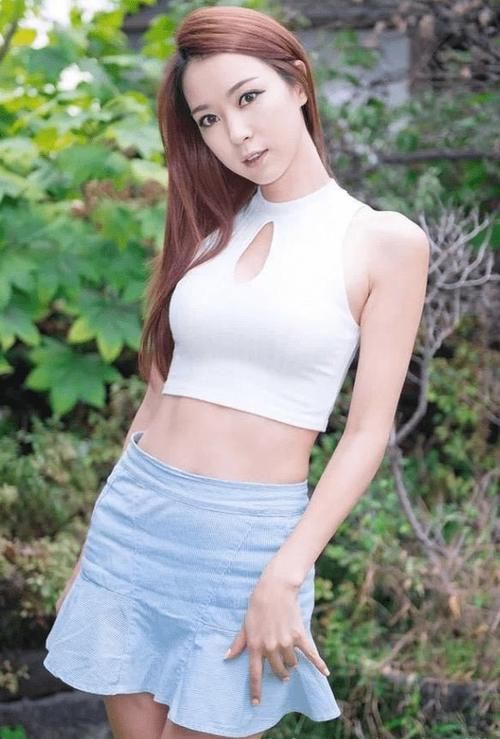 气质|淡雅色系的搭配你见过吗,美女秀出高贵气质,性感身材完美勾勒