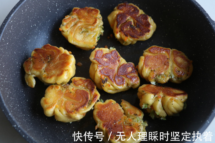 酥脆|冬天给女儿做了这早餐,松软酥脆,上桌就吃3个,隔三差五做一锅