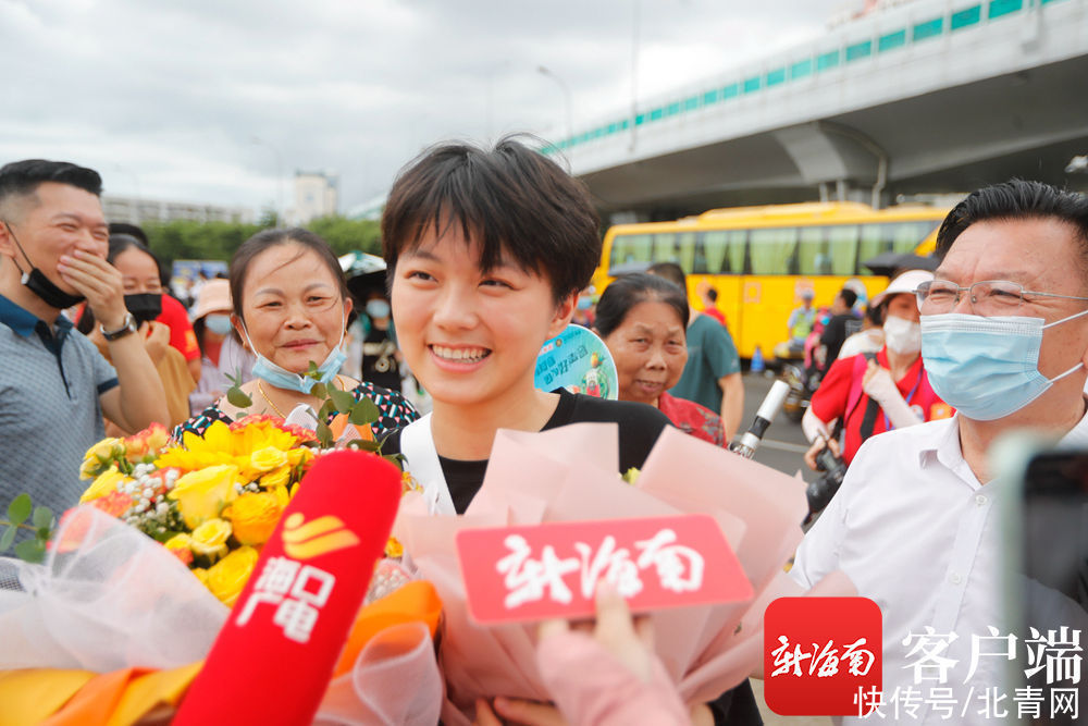 直击高考第三天：部分学生已经考完全部科目 考生家长拥抱欢庆|原创组图 | 家长