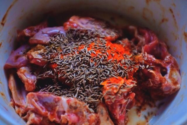 家庭烤箱也能做出来滋滋美味的烤羊排，吃起来外酥里嫩，还流汁