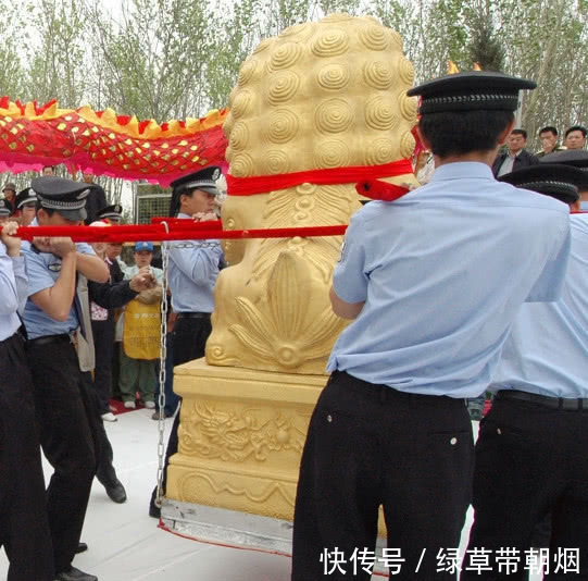 毛笔@男子写巨型书法,百斤墨水一次挥霍完,一个印章还需要六人扛动