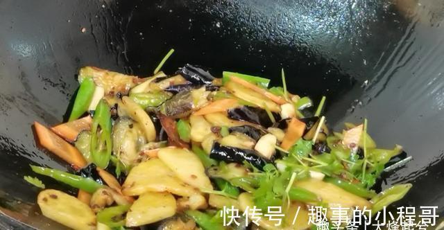 大葱|一个茄子加一个土豆,也可以做出美味下饭菜,食材不够,方法来凑