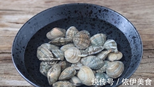 花蛤|夏天，鸡蛋换个炒法，又香又鲜，口感丰富，比番茄炒蛋还好吃