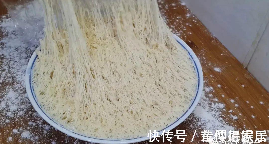 自制千层烤花卷做法，两手一捏，吃着比大鱼大肉还香，上桌全吃光