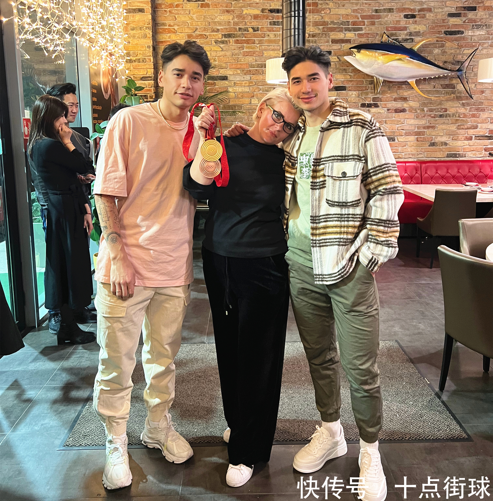 刘少林|匈牙利华裔兄弟到家,穿中国品牌与全家庆祝!之后还会来中国训练