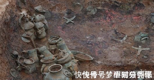 战国时期&曾国怎么消失的叶家山墓挖出180字的编钟,却揭开了千年谜团!