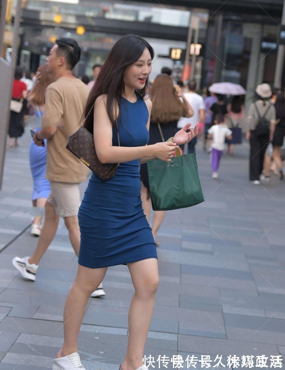 深蓝色|浅蓝色针织T恤、深蓝色牛仔裤,用最简约的衣服,勾勒出了曲线美