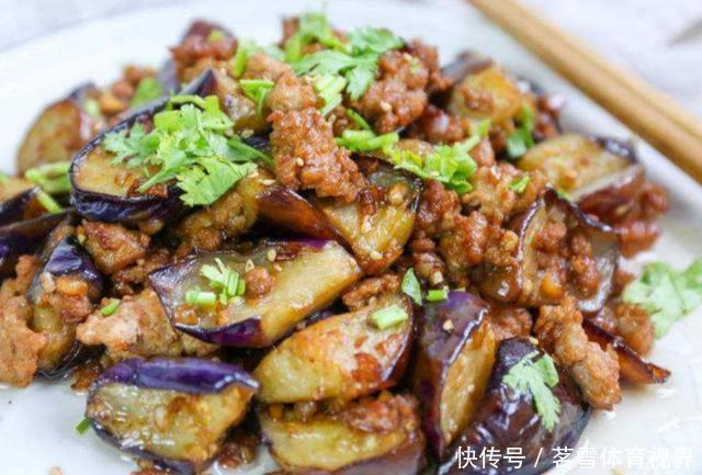 难怪|炒茄子先放油这一步很多人都错了,难怪茄子发黑油腻口感差