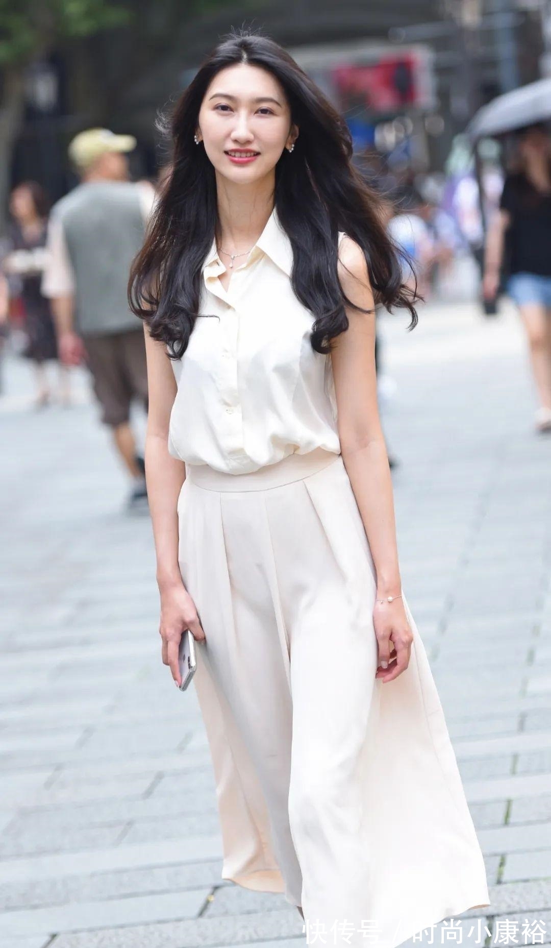 贵妇 气质优雅的贵妇,裙裤尽显她的曲线美