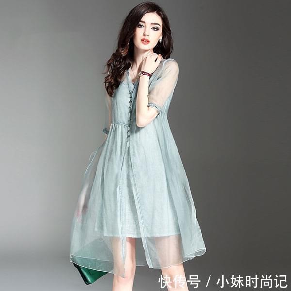 真丝|高贵又优雅的真丝连衣裙,搭配双高跟鞋,凉爽又不失名媛范