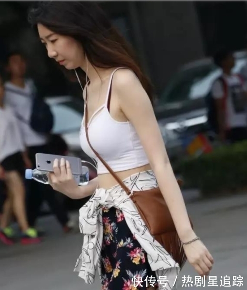 短裤|街拍:吊带搭配休闲短裤运动型美女轻松秀出大长腿