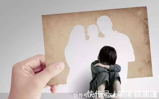 妈妈|爸爸批评孩子时，妈妈们在干嘛？这些妈妈的做法容易让孩子记恨