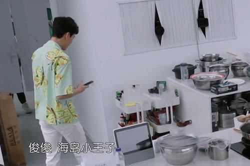 鬓边不是海棠红|同样穿花衬衫，黄晓明对檀健次龚俊评价褒贬不一，不红就是悲哀