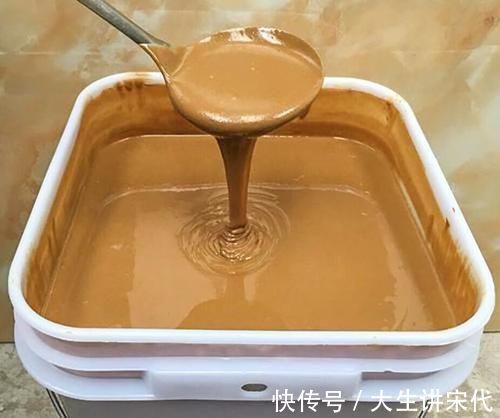 小哥|调芝麻酱时,最忌直接加水调,大厨教你一个妙招,口感细腻又香浓