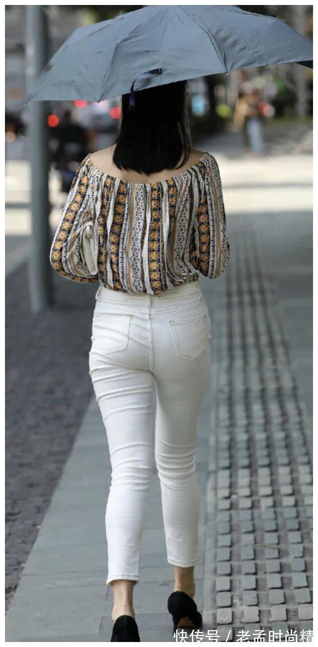 身姿|露肩上衣搭配白色牛仔裤,时尚温婉又显别致,展现高挑迷人身姿!