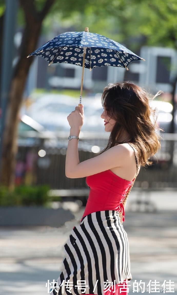 小姐姐手举“公主伞”遮阳很出众！