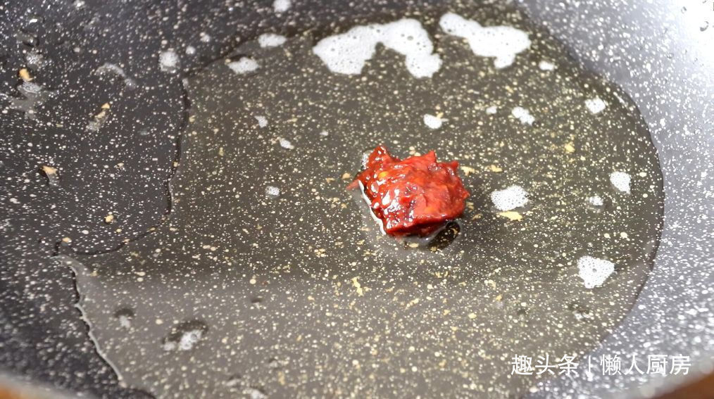 鹌鹑蛋别只会卤着吃，教你一种新做法，配上青红椒炒着吃