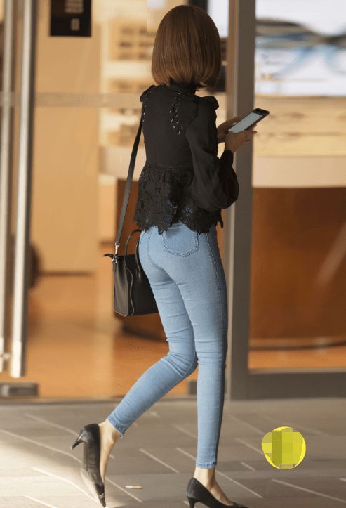 姑娘|紧身牛仔裤，是掩饰姑娘微胖身材的好帮手，尽显性感的身材