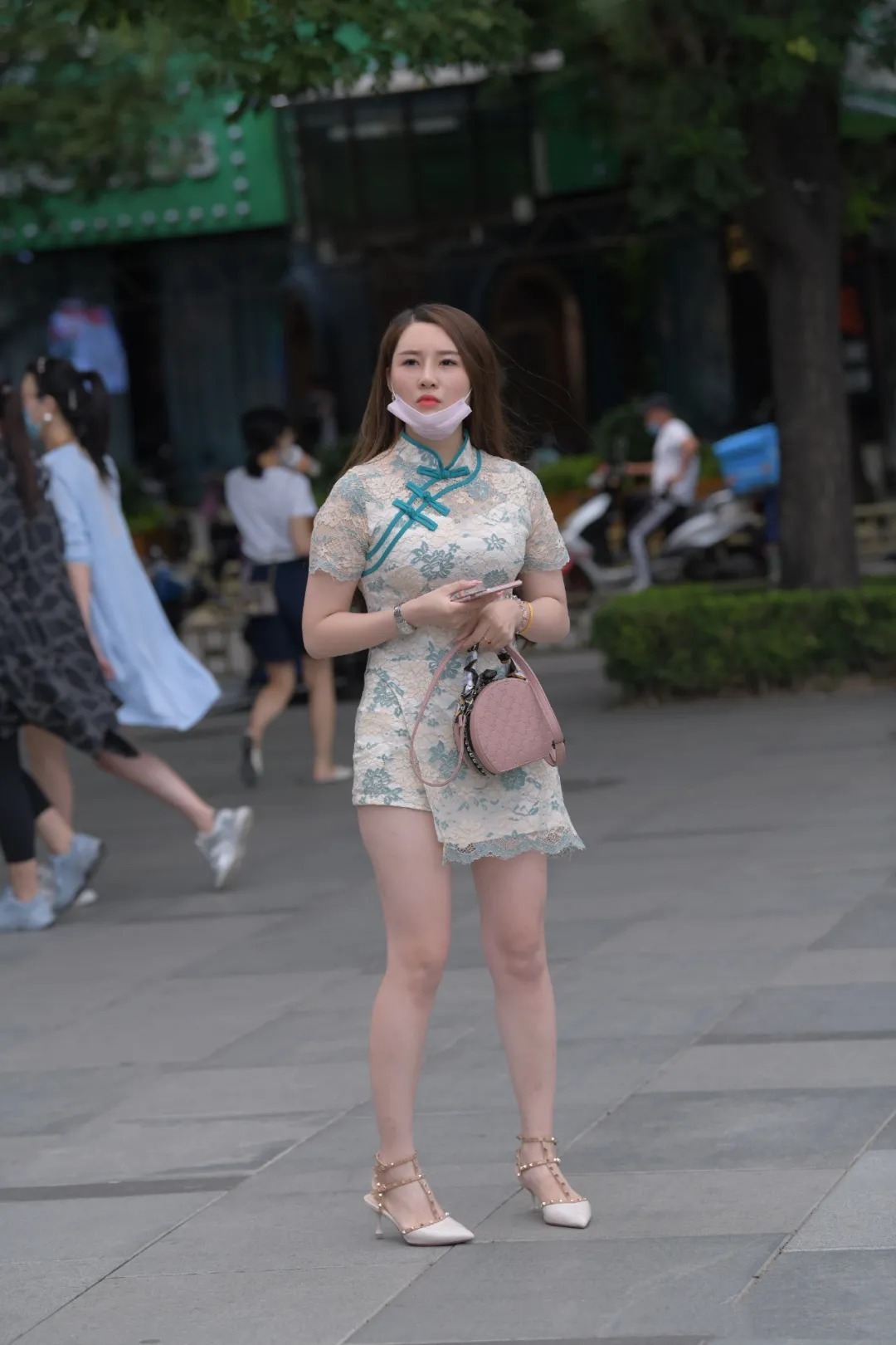 时尚 穿碎花裙的时尚女生