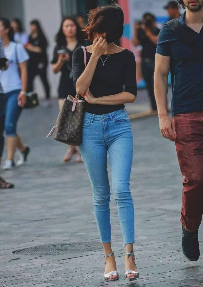 高跟鞋 小姐姐脚上搭配上一双一字带的高跟鞋,能够增添她整体的气质