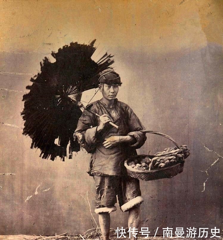 围观|晚清老照片：围观斩首麻木的民众，因偷窥妇女被锁在路边的犯人