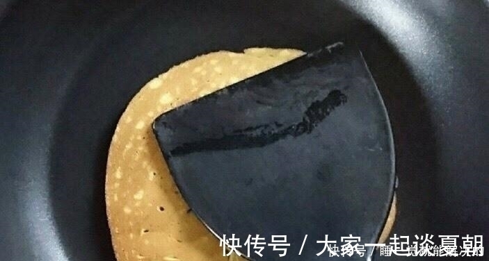 烙了个快手千层饼，细节发朋友圈后火了，网友：好方法！第一次见