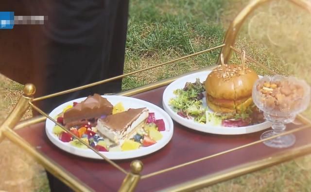 蔡徐坤《跑男》买单，李晨脱口而出的话，暴露明星的真实消费水平