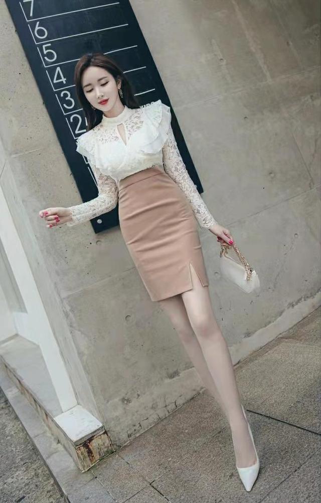 搭配|白色蕾丝上衣与半身包臀裙的搭配,高贵优雅,展现女人韵味