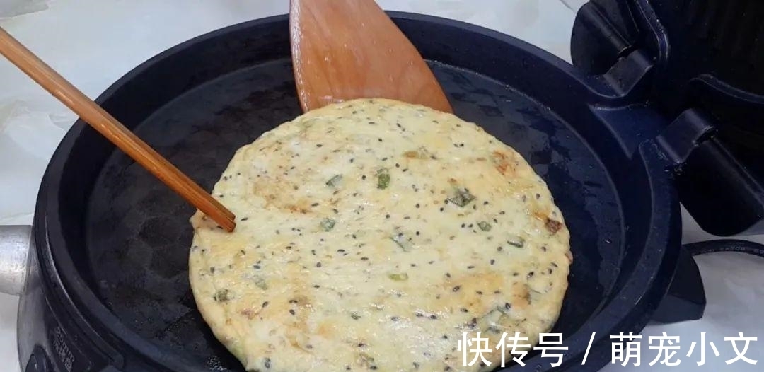 芝麻鸡蛋这样做，撒1把葱花，比鸡蛋饼都好吃，出锅孩子抢着吃