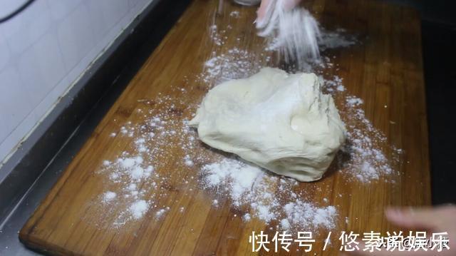 面粉新吃法,不蒸馒头,不包饺子,不烙饼,简单一做,全家吃不够