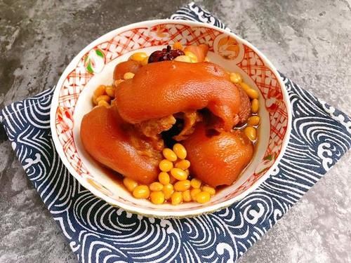  猪蹄胶原蛋白满满，可以美容养颜，搭配黄豆焖煮更美味