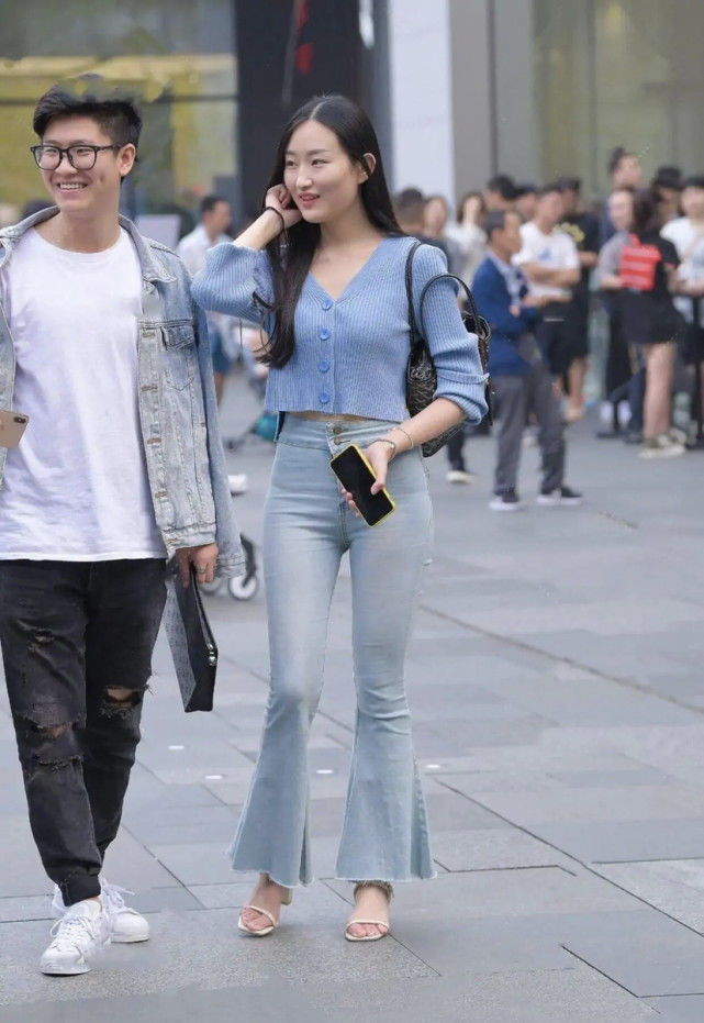 若你有“小粗腿”，别急着穿打底裤，这样搭配反而有奇效！