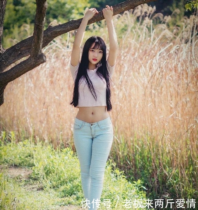 穿搭|清纯表妹穿牛仔裤,随意装扮非常时髦显瘦有魅力