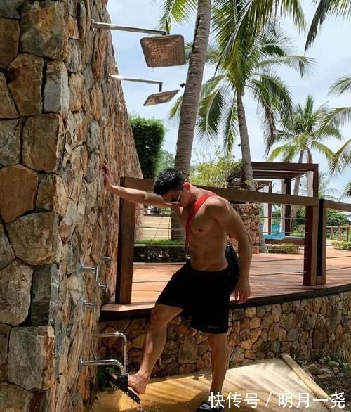 少年|肥胖少年逆袭成肌肉型男,胸肌饱满挺拔,一身腱子肉宛如雕刻