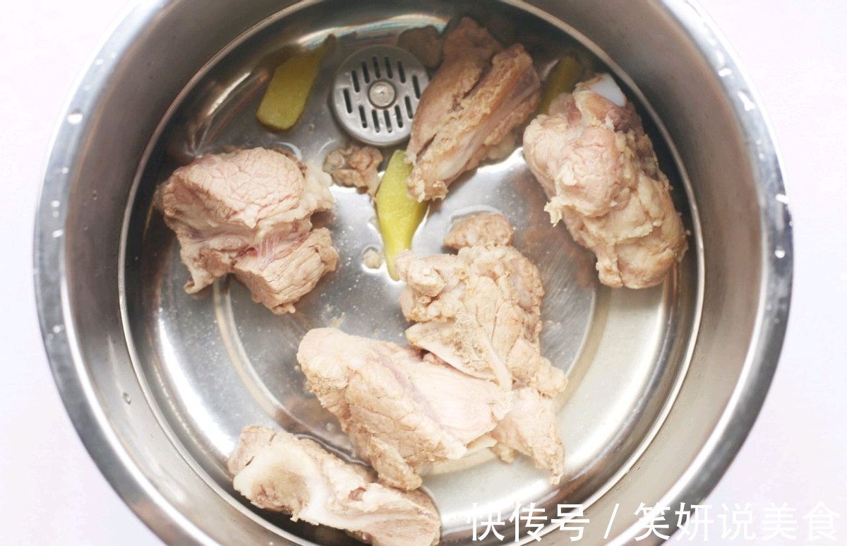 秋天干燥多给家人煲汤喝，玉米海带筒骨汤，滋补营养还好喝