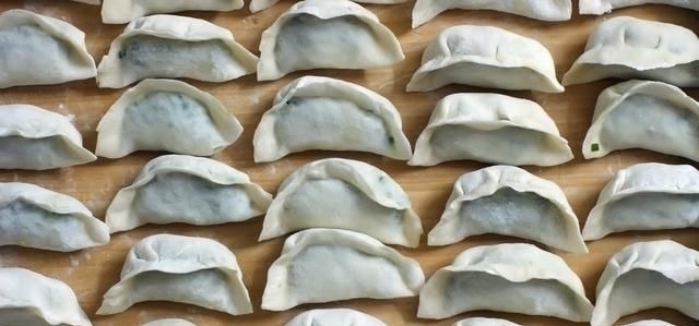 生饺子千万别直接放冰箱,学会店老板的小诀窍,再也不怕开裂粘皮