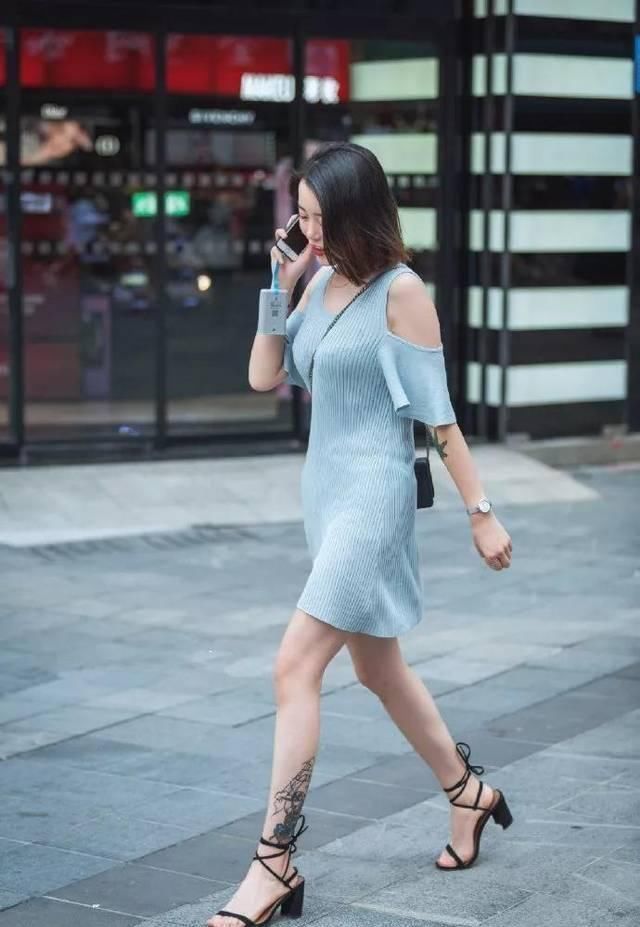 高跟鞋 女生搭配高跟鞋出街，展现出魅力的身姿与优雅的自信