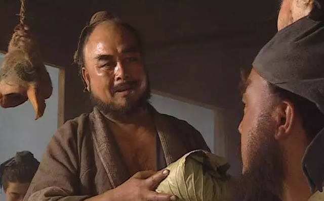 郑屠切肉十分礼貌，而金翠莲本来就欠钱，郑屠让她还钱何罪之有？