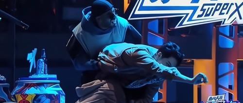 王爷爷|《街舞4》一期节目解锁六个身份，王一博真的玩嗨了