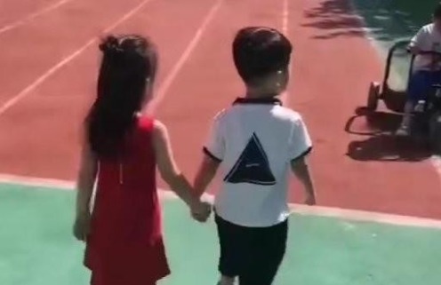幼儿园|萌娃入园第二天成功“牵手”心仪女孩,网友:活得不如一个孩子!