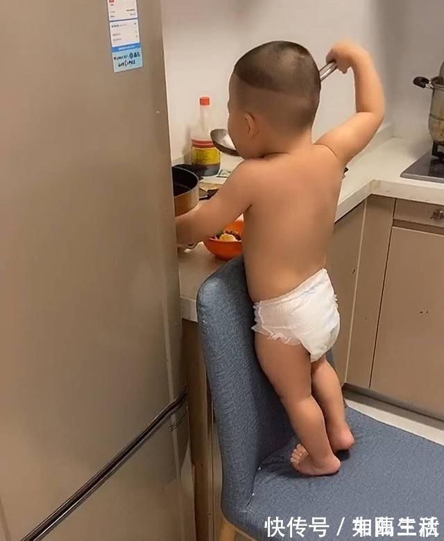 偷吃|妈妈做的排骨汤太美味,宝宝深夜去偷吃,动作很熟练,妈妈很无语