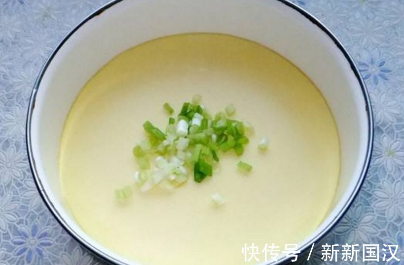 蒸鸡蛋羹，直接水的做法是不对的，牢记这1点，鸡蛋羹滑嫩