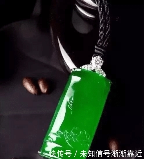 确认过眼神!今年最完美的赌石,1吨重玻璃种帝王绿估价5亿