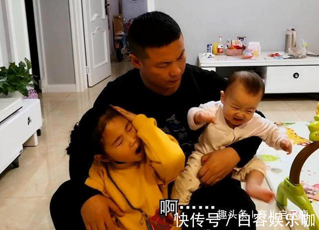 父母|见爸爸抱弟弟玩,女儿小声问:能抱抱我吗?之后画面二胎妈妈泪目